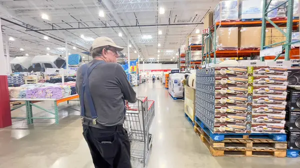 1 Mayıs 2025, Roseburg, Oregon, ABD. Costco 'da indirimli ürünlere bakan bir erkek müşteri.. 