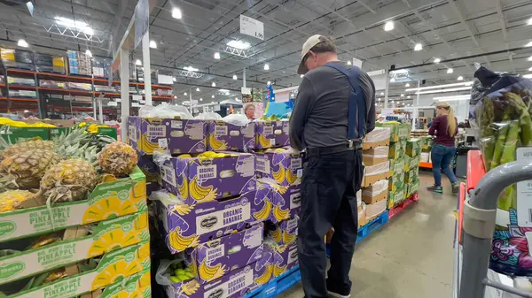 1 Mayıs 2025, Roseburg, Oregon, ABD. Bir adam Costco 'daki ürünlere bakıyor.. 