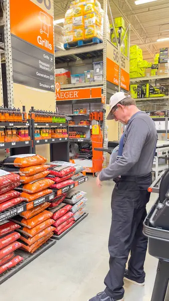 1 Mayıs 2025, Roseburg, Oregon, ABD. Home Depot 'un üst düzey erkek müşterisi, mala bakıyor.. 
