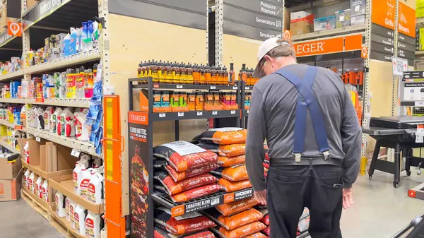 1 Mayıs 2025, Roseburg, Oregon, ABD. Home Depot 'un üst düzey erkek müşterisi, mala bakıyor.. 