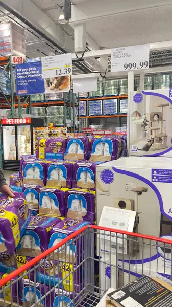 1 Mayıs 2025, Roseburg, Oregon, ABD. Costco toptancıda kedi kumu satılıyor.. 