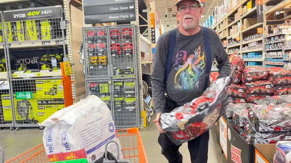 1 Mayıs 2025, Roseburg, Oregon, ABD. Kingsford Kömür Mağazası 'nda alışveriş yapan bir adam.