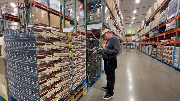 1 Mayıs 2025, Roseburg, Oregon, ABD. Costco 'da indirimli ürünlere bakan bir erkek müşteri.. 