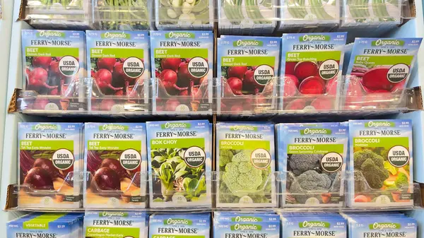 1 Mayıs 2025, Roseburg, Oregon, ABD. Feribot Mors tohumları Home Depot 'ta sergileniyor. 