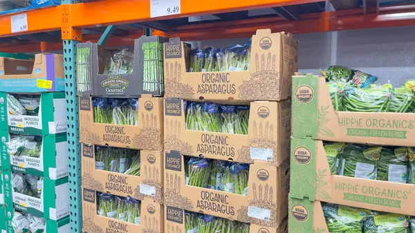 1 Mayıs 2025, Roseburg, Oregon, ABD. Taze ürünler Costco 'nun soğutucu bölümünde kutulara istiflenmiş.. 