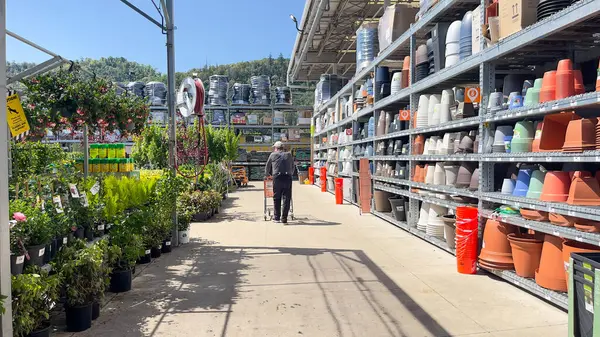 1 Mayıs 2025, Roseburg, Oregon, ABD. Home Depot 'ta alışveriş yapan erkek, Garden Center' daki bitkilere bakıyor.