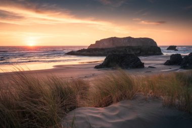 Oregon Sahili 'nin güzel manzarası ve manzarası İlkbaharda Bandon Oregon' da