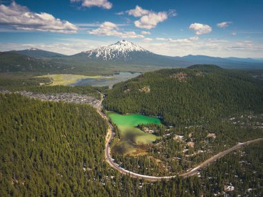 Cascade Lakes Highway 'in panorama drone fotoğrafı. Şeytanlar Gölü, Kıvılcım Gölü ve Bekar Dağı. 