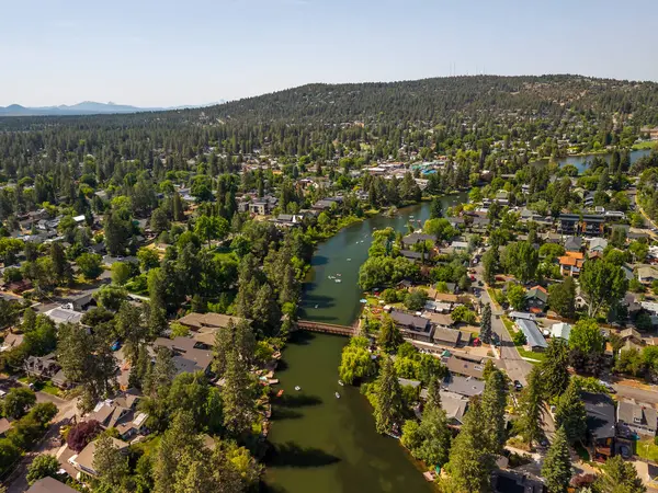 15 Haziran 2025, Bend, Oregon, ABD. İnsanlar, Deschutes Nehri 'nin Eski Değirmen Bölgesi' nden akan bu tembel öğleden sonranın tadını çıkarıyorlar. Drone görünümü.