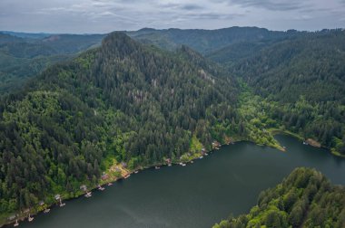 Güney Oregon, ABD 'deki Loon Gölü Oregon yolcuları için popüler bir yaz turistik beldesi. Drone fotoğrafı. 