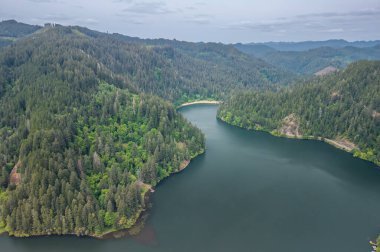 Güney Oregon, ABD 'deki Loon Gölü Oregon yolcuları için popüler bir yaz turistik beldesi. Drone fotoğrafı. 