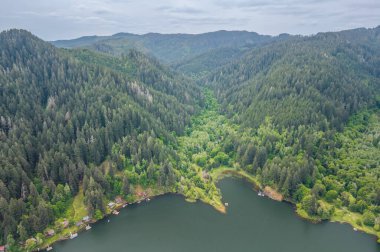 Güney Oregon, ABD 'deki Loon Gölü Oregon yolcuları için popüler bir yaz turistik beldesi. Drone fotoğrafı. 