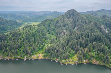 Güney Oregon, ABD 'deki Loon Gölü Oregon yolcuları için popüler bir yaz turistik beldesi. Drone fotoğrafı. 