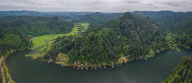 Güney Oregon, ABD 'deki Loon Gölü Oregon yolcuları için popüler bir yaz turistik beldesi. Drone fotoğrafı. 