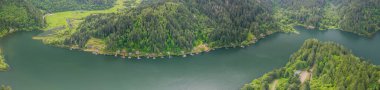 Güney Oregon, ABD 'deki Loon Gölü Oregon yolcuları için popüler bir yaz turistik beldesi. Drone fotoğrafı. 