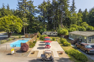 4 Haziran 2025, Port Orford, Oregon. Bandon Limanı Orford KOA karavan parkı. Yüzme havuzu kampçılar ve turistler için ulaşılabilir.. 