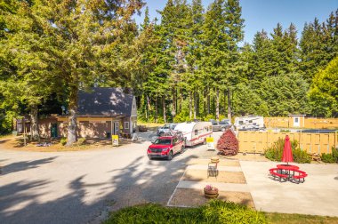 4 Haziran 2025, Port Orford, Oregon. Kampçılar Bandon Limanı Orford 'daki KOA karavan parkına varmak üzereler.