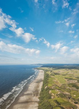 Oregon 'daki Bandon Dunes Golf Sahası, golf bağlantılarının ve okyanusun hava aracı görüntüsü..