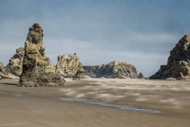 Bandon Beach, Bandon Oregon, ABD 'de kaya oluşumları ve deniz yığınları. 