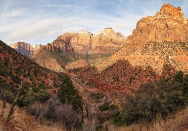 Bryce Kanyonu 'nun kırmızı kayalıkları, karla kaplı.. 