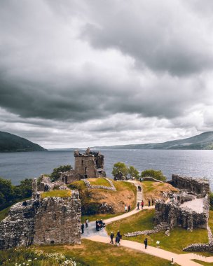 Loch Ness kıyılarına kurulmuş bir kale, sakin suların arka planına gururla karşı durmaktadır. Antik taş duvarları tarih ve gizem hikayeleriyle yankılanırken, engin göl görkemli kaleye bir entrika havası ekliyor. Bir kaptan.