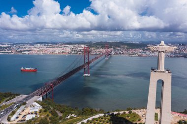 İnsansız hava aracı, Kral İsa heykelini ve ikonik kırmızı köprüyü geniş bir arazide yakalıyor. İnanç ve mühendisliğin ahenkli bir karışımı çerçeveyi kaplıyor ve Lisbon 'un büyüleyici güzelliğini gözler önüne seriyor.