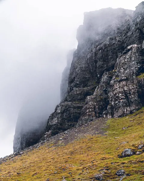 Velo Místico Niebla Envuelve Una Imponente Pared Montañosa Envolviéndola Ambiente — Foto de Stock