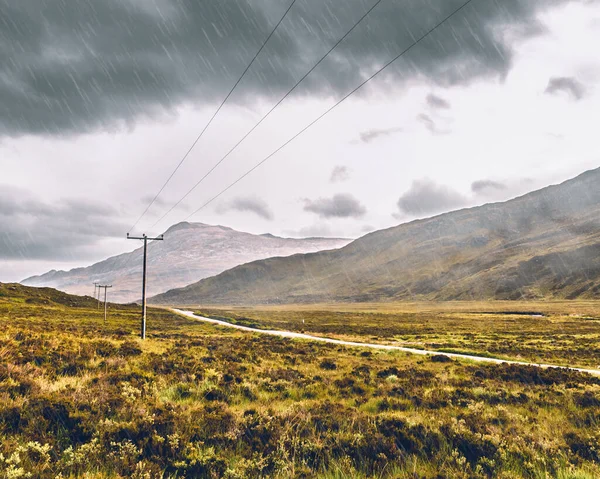 Camino Pintoresco Serpentea Través Las Tierras Altas Escocesas Flanqueadas Por — Foto de Stock