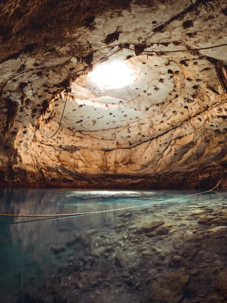 Cenote Cerrado Abandonado Asemeja Una Cueva Mística Sus Profundidades Ocultas —  Fotos de Stock