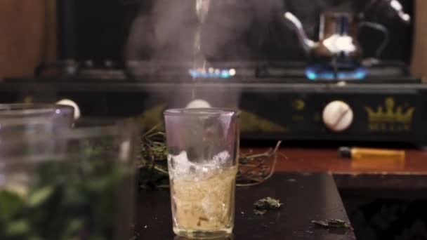 薄荷茶从高处倒入玻璃杯中 形成泡沫 迷人的倾盆大雨 充满了令人耳目一新的香气和味道 让人感觉到摩洛哥茶的传统 — 图库视频影像