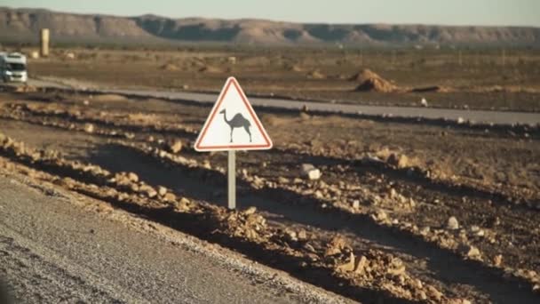 Straßenrand Der Wüste Taucht Ein Schild Auf Das Ein Kamel — Stockvideo