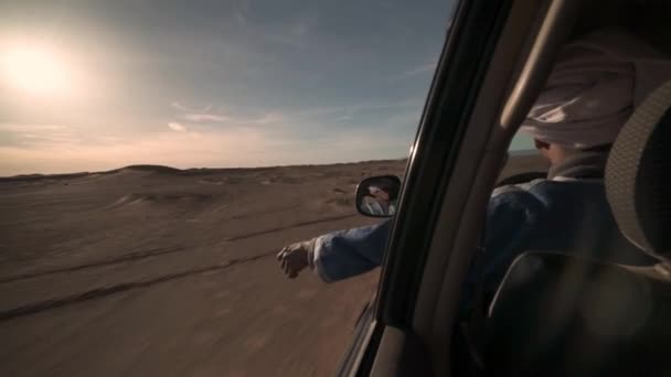 Sebuah Berber Drive Dengan Satu Tangan Telapak Tangan Mereka Mengambang — Stok Video