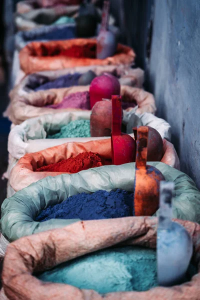 Kleurrijke Stoffige Zandzakken Zakken Vol Levendig Kleurrijk Zand Nodigen Uit — Stockfoto
