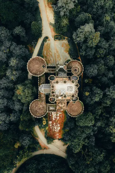 Eine Bezaubernde Luftaufnahme Von Butron Castle Eingebettet Üppiges Grün Verströmt — Stockfoto