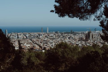 Geniş kapsamlı bir panorama, Barcelona 'nın çarpıcı şehir manzarasını gözler önüne seriyor. İkonik simgelerini, hareketli caddelerini ve havayı dolduran enerjik enerjisini sergiliyor.