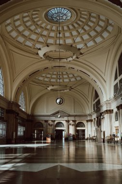 Barselona 'da terk edilmiş bir tren istasyonu ıssız duruyor. Platformları yolculardan yoksun. Sessizlik ve yalnızlık hissi uyandırıyor..