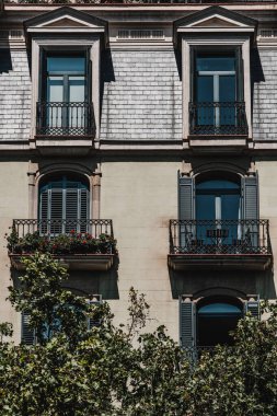 Barcelona 'daki bir binanın pastel renkli cephesi şehrin mimari manzarasına biraz cazibe ve zarafet katıyor..