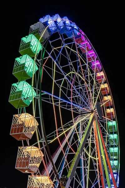 Vibrant Towering Ferris Wheel Captures Attention Its Vivid Colors Bringing — Stock Photo, Image