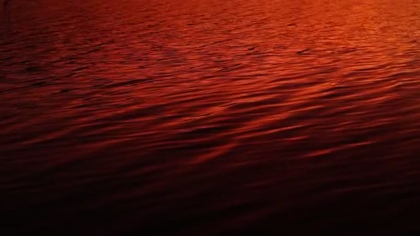 Göl Yüzeyine Yansıyan Güneş Işığı Turuncu Renk — Stok video