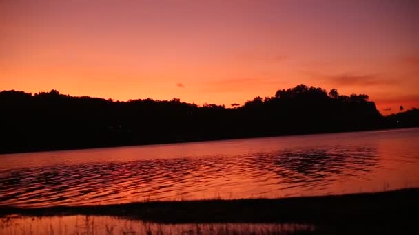 Uitzicht Het Meer Punt Verbazingwekkend Scène Van Oranje Kleurrijke Zonsopgang — Stockvideo