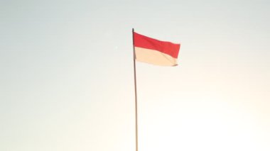 Bağımsızlığı kutlayan Endonezya bayrağı Mavi gökyüzü gündoğumu