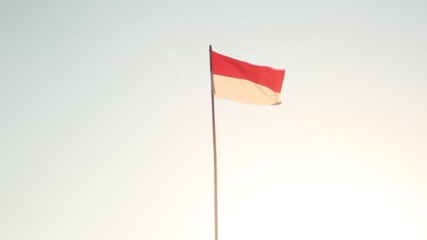 Bağımsızlığı Kutlayan Endonezya Bayrağı Mavi Gökyüzü Gündoğumu — Stok video