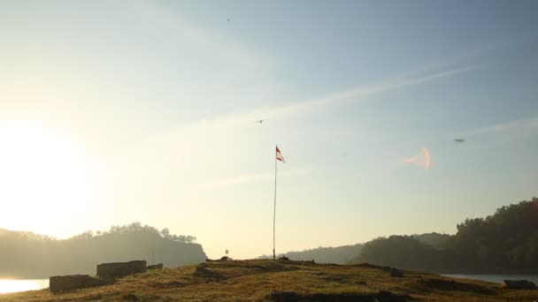 Indonesische Vlag Viert Onafhankelijkheid Dag Blauwe Hemel Zonsopgang — Stockvideo