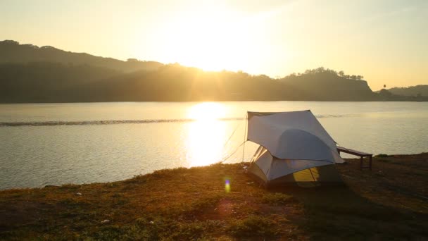 Палатка Берегу Озера Восходе Солнца Оранжевый Цвет Активного Отдыха Кемпинг — стоковое видео