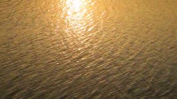 Reflectie Van Zonlicht Het Meer Oppervlak Zonsopgang Water Oranje Kleur — Stockvideo
