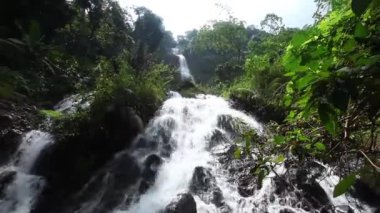 Java Endonezya 'daki Şelale' ye çok yakın.