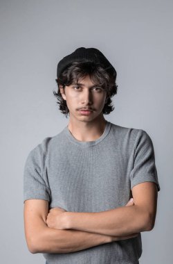 Siyah şapkalı şık bir çocuğun dikey portresi.