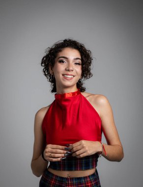 Gülümserken kıvırcık saçlı kızın dikey fotoğrafı