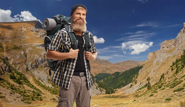Smiling Young Hiker Backpack Posing Mountain Valley — Stock Photo, Image