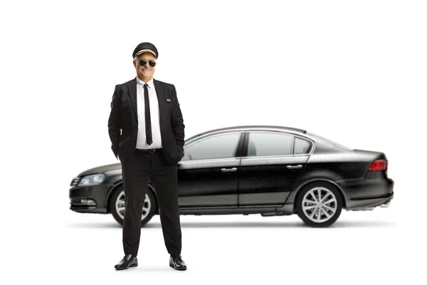 Портрет Зрілого Шофера Який Позує Перед Чорним Автомобілем Ізольовано Білому — стокове фото